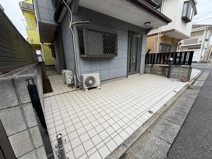 西大泉3丁目貸家の駐車場