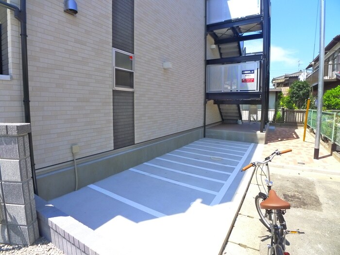 物件外観写真3　(駐輪場)