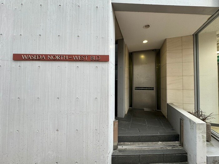 物件外観写真6　(エントランス部分)