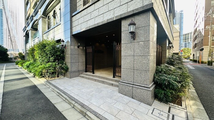 物件外観写真4　(エントランス部分)