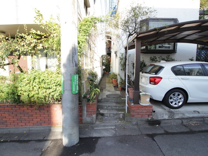 物件外観写真2　(エントランス部分)