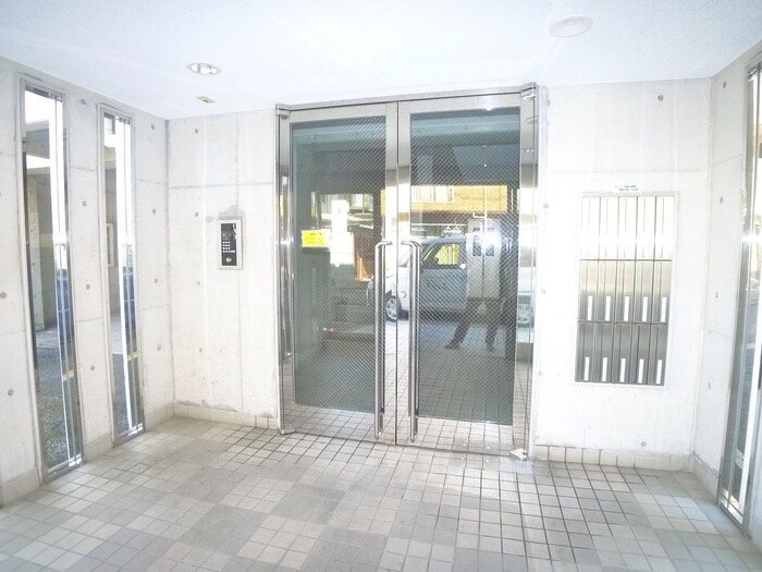 物件外観写真2　(エントランス部分)