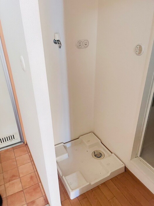 物件内観写真15　(洗濯機置場)