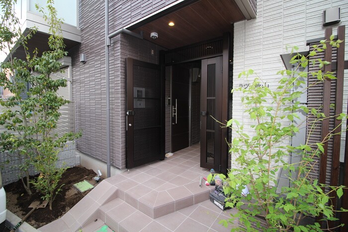 物件外観写真4　(エントランス部分)