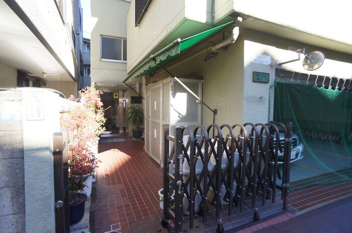 物件外観写真5　(エントランス部分)