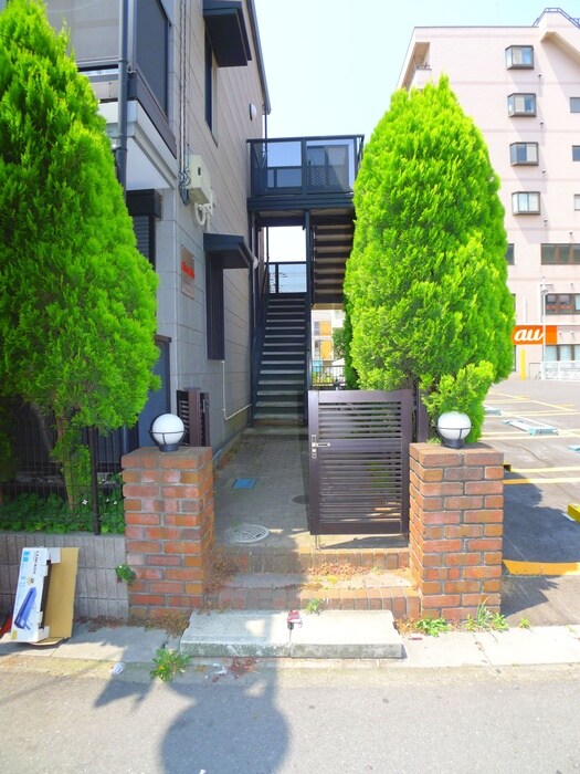 物件外観写真2　(エントランス部分)