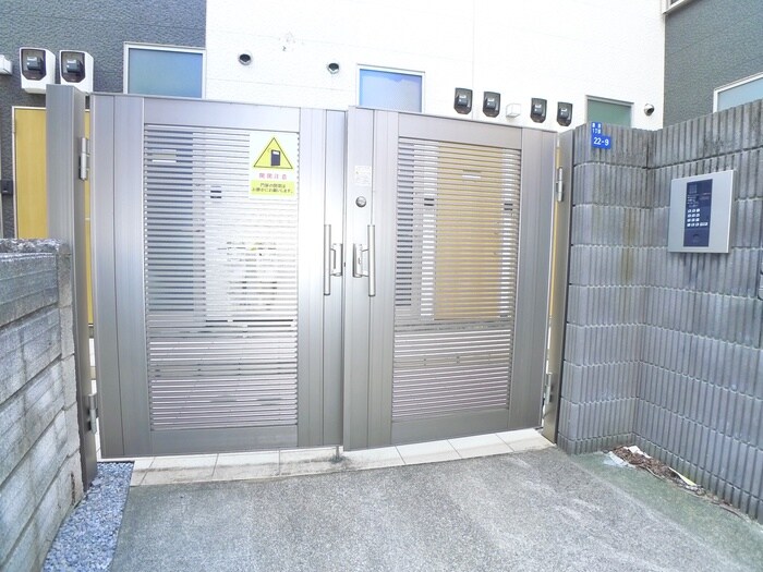 物件外観写真3　(エントランス部分)