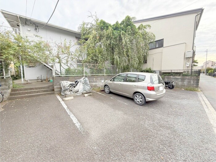 物件外観写真3　(駐車場)