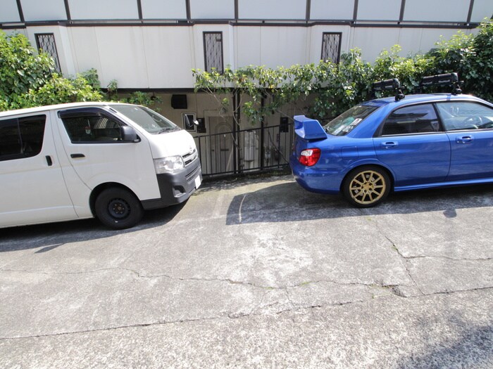 物件外観写真3　(駐車場)