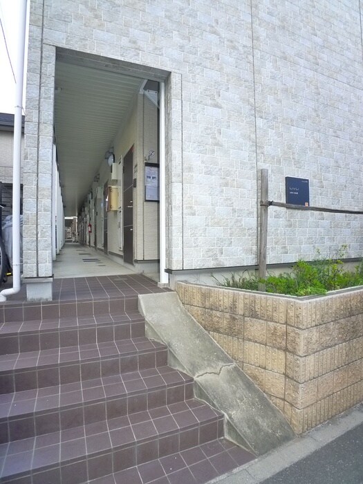 物件外観写真2　(エントランス部分)