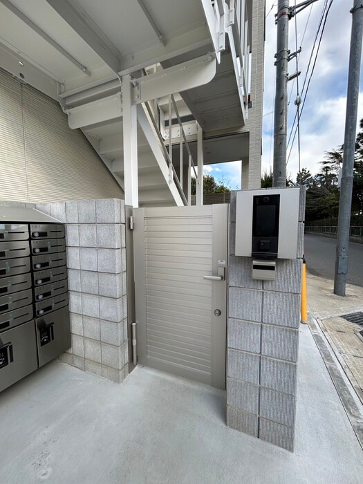 物件外観写真6　(エントランス部分)