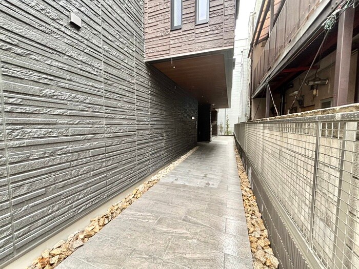 物件外観写真4　(エントランス部分)