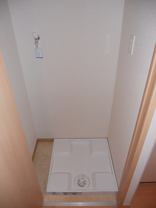 物件内観写真8　(洗濯機置場)