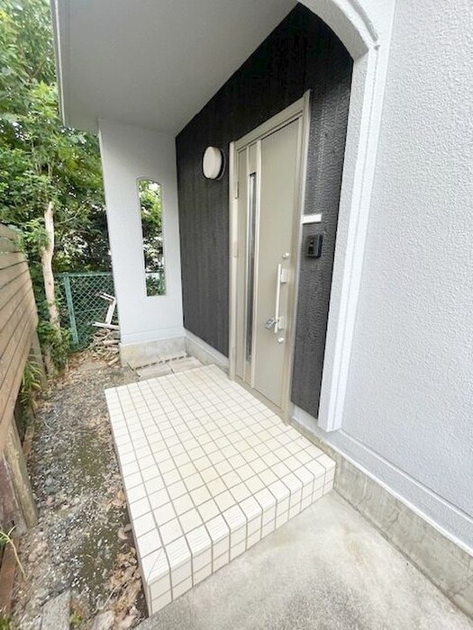 物件外観写真2　(エントランス部分)