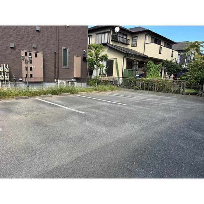 物件外観写真5　(駐車場)