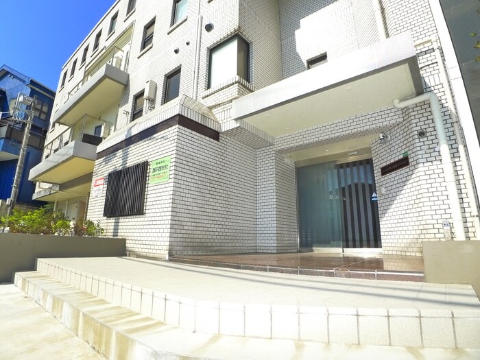 物件外観写真3　(エントランス部分)