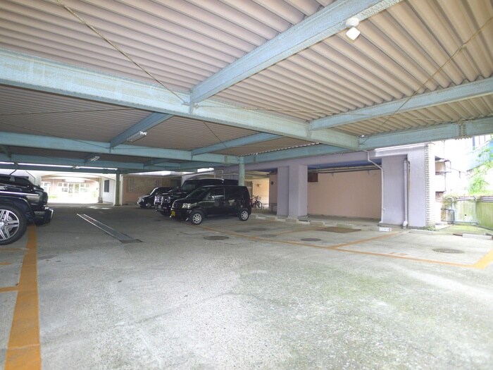 物件外観写真4　(駐車場)