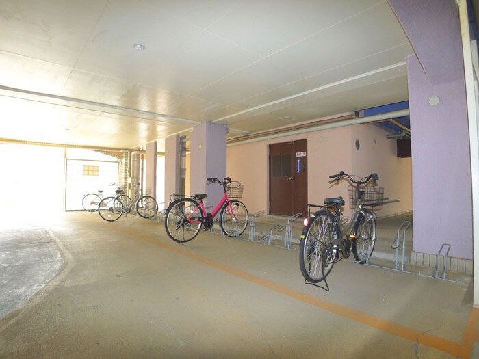 物件外観写真5　(駐輪場)