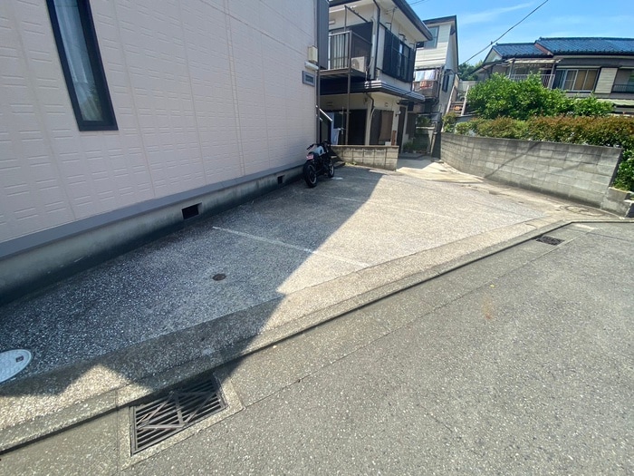 物件外観写真4　(駐車場)