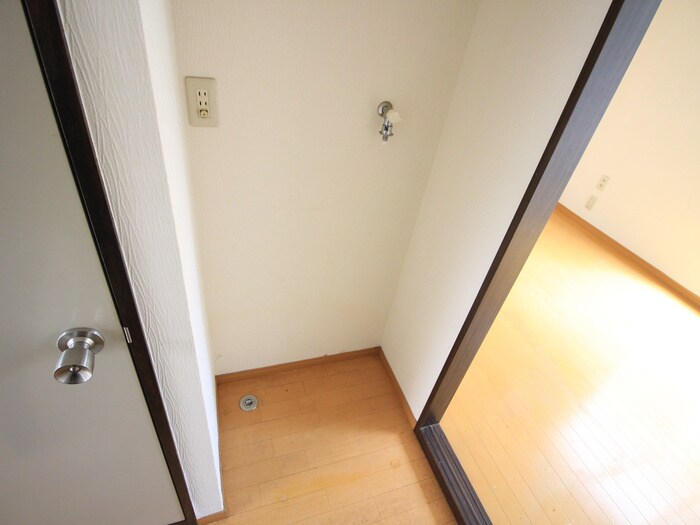 物件内観写真14　(洗濯機置場)