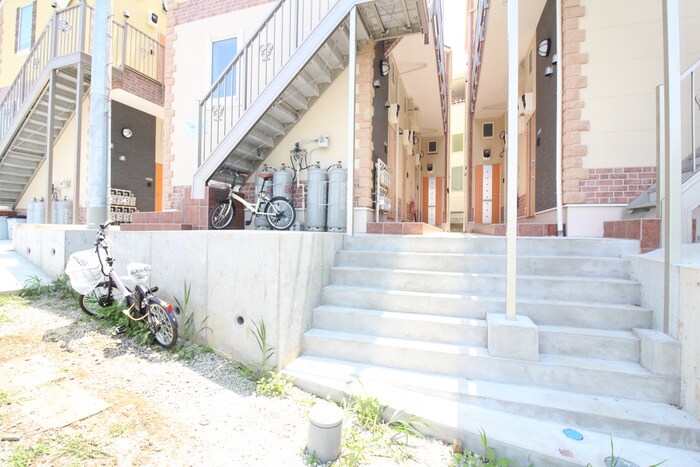 物件外観写真4　(エントランス部分)