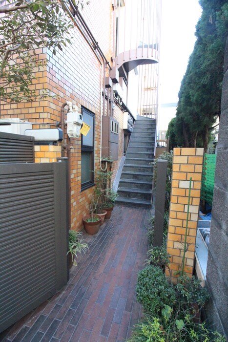 物件外観写真4　(エントランス部分)