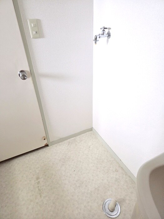 物件内観写真16　(洗濯機置場)