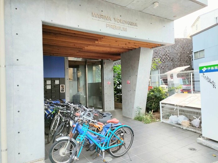 物件外観写真2　(エントランス部分)