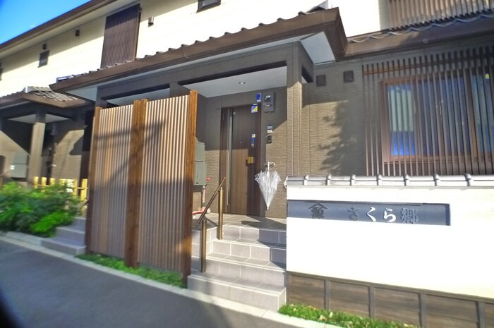 物件外観写真2　(エントランス部分)