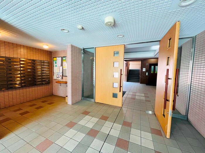 物件外観写真2　(エントランス部分)