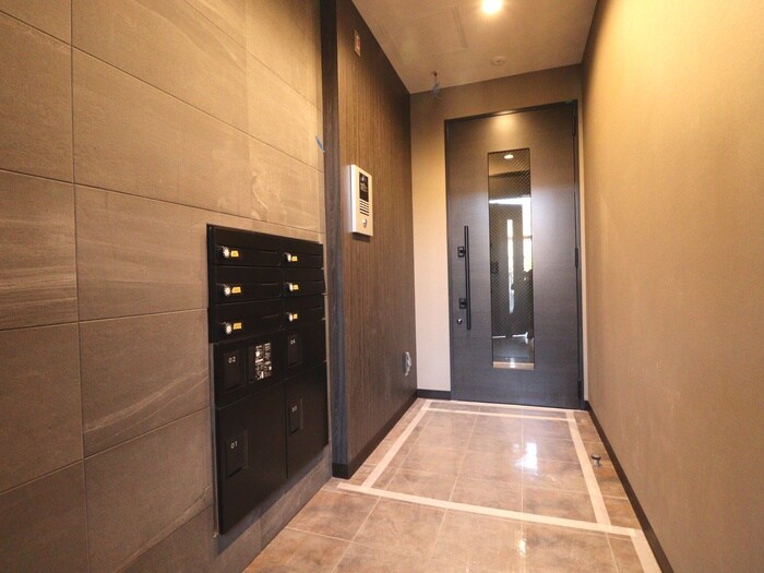 物件外観写真2　(エントランス部分)