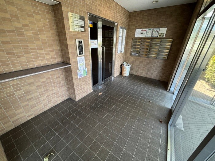 物件外観写真5　(エントランス部分)