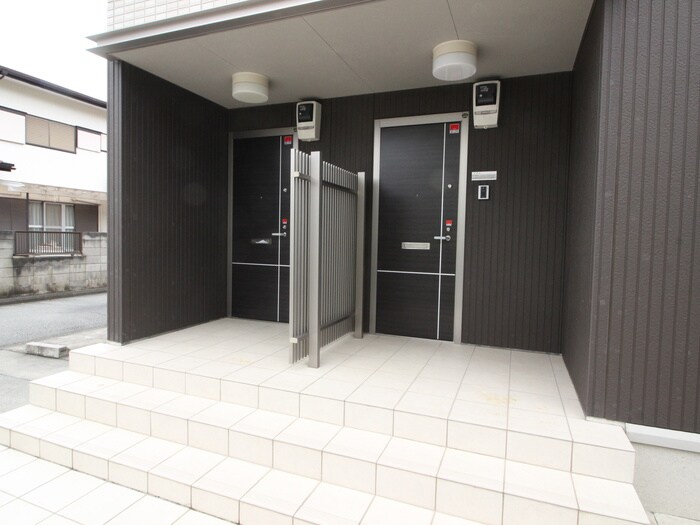 物件外観写真6　(エントランス部分)