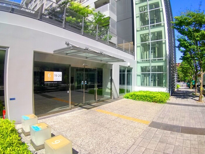 物件外観写真6　(エントランス部分)