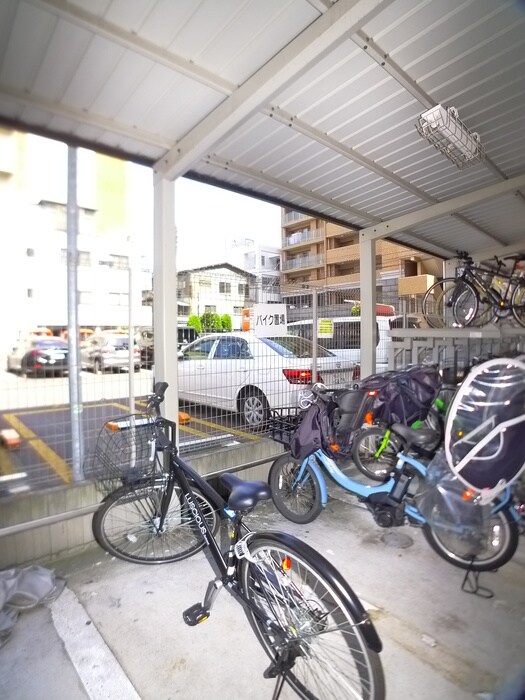 物件外観写真4　(駐輪場)