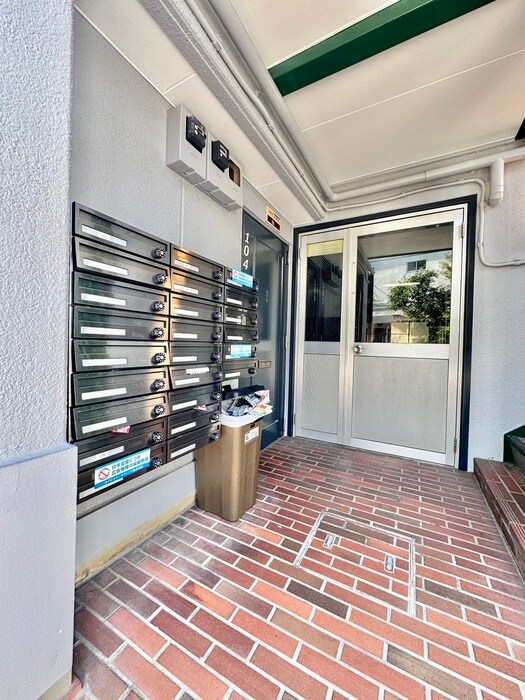 物件外観写真3　(エントランス部分)