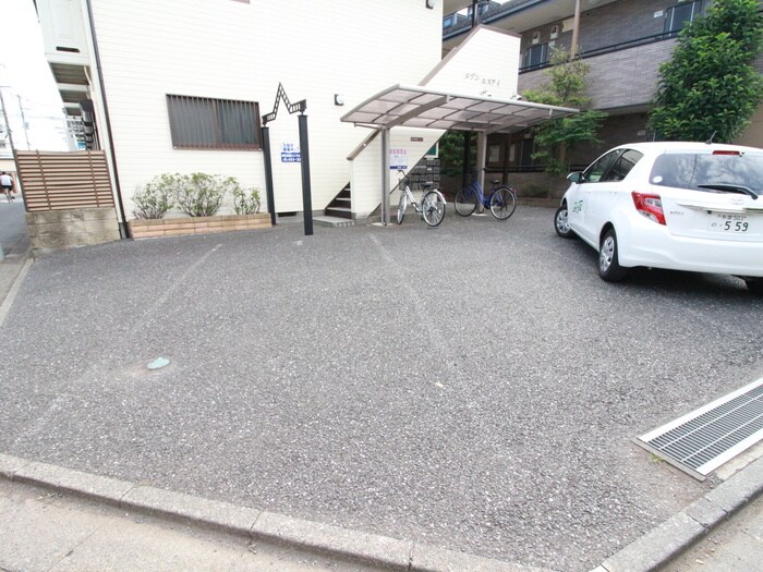 物件外観写真5　(駐車場)