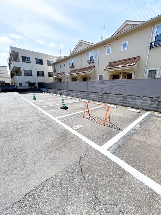 物件外観写真6　(駐車場)