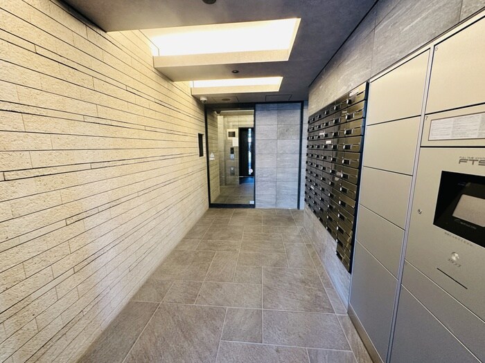 物件外観写真3　(エントランス部分)