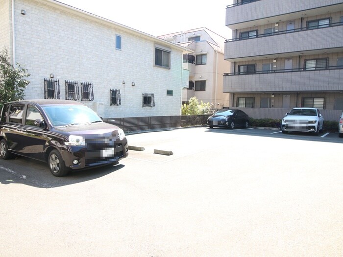 物件外観写真3　(駐車場)