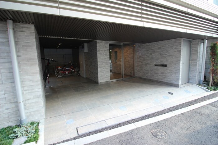 物件外観写真3　(バイク置き場)