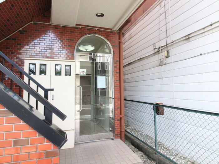 物件外観写真6　(エントランス部分)