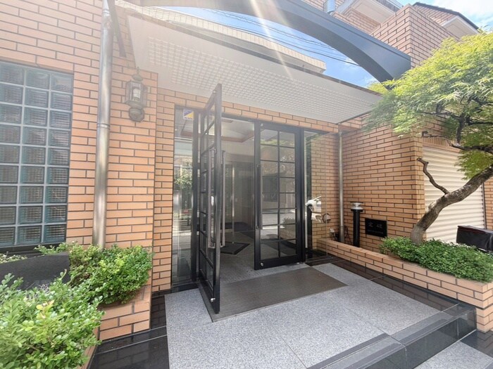 物件外観写真5　(エントランス部分)