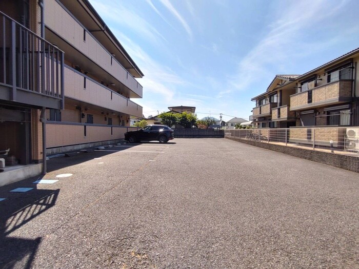 物件外観写真6　(駐車場)