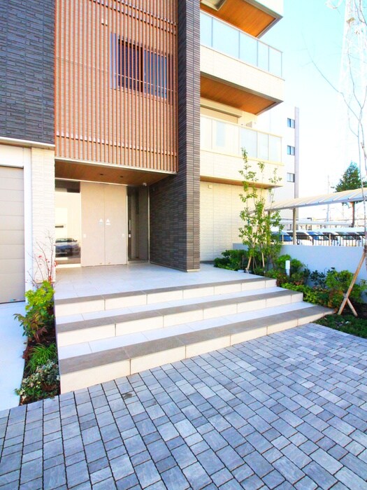 物件外観写真2　(エントランス部分)