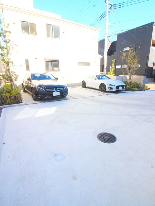 物件外観写真3　(駐車場)