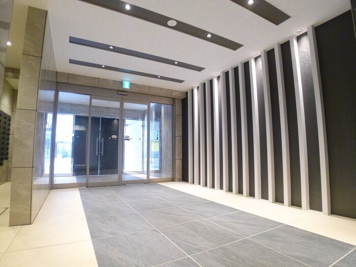 物件外観写真2　(エントランス部分)