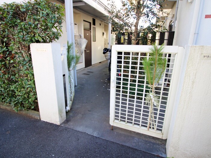 物件外観写真3　(エントランス部分)