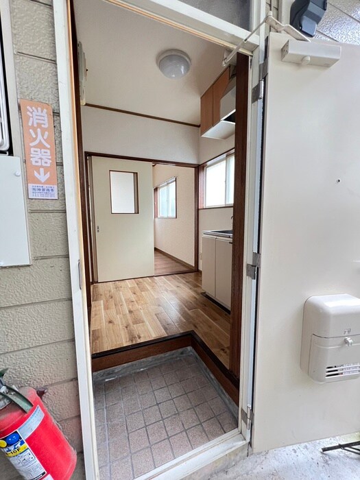 物件内観写真4　(玄関)