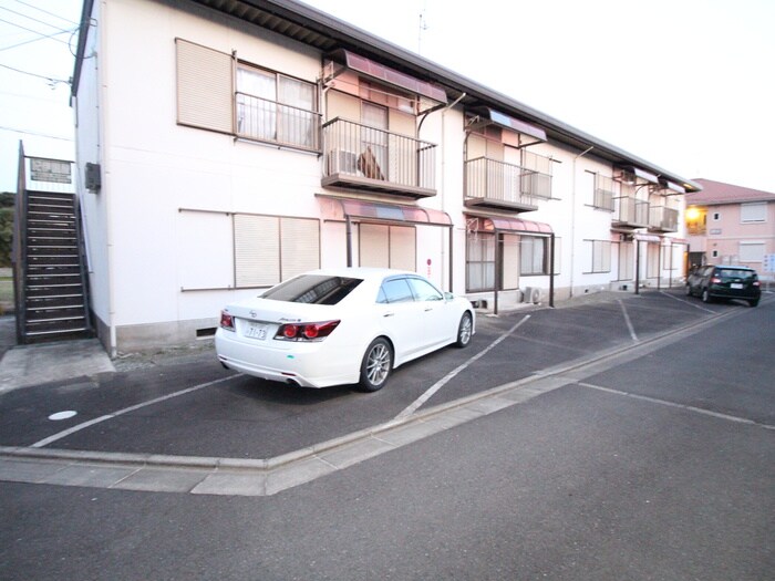 物件外観写真3　(駐車場)